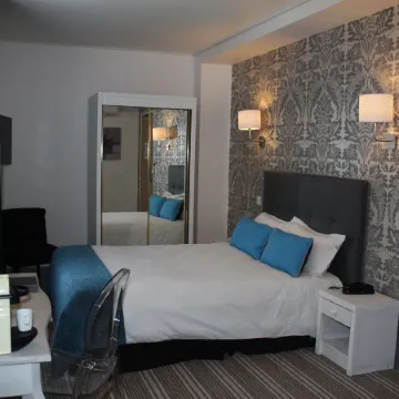 Hotel Dauphin Отели рядом со станцией La Defense Station