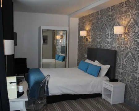 Hotel Dauphin Hotels in Puteaux