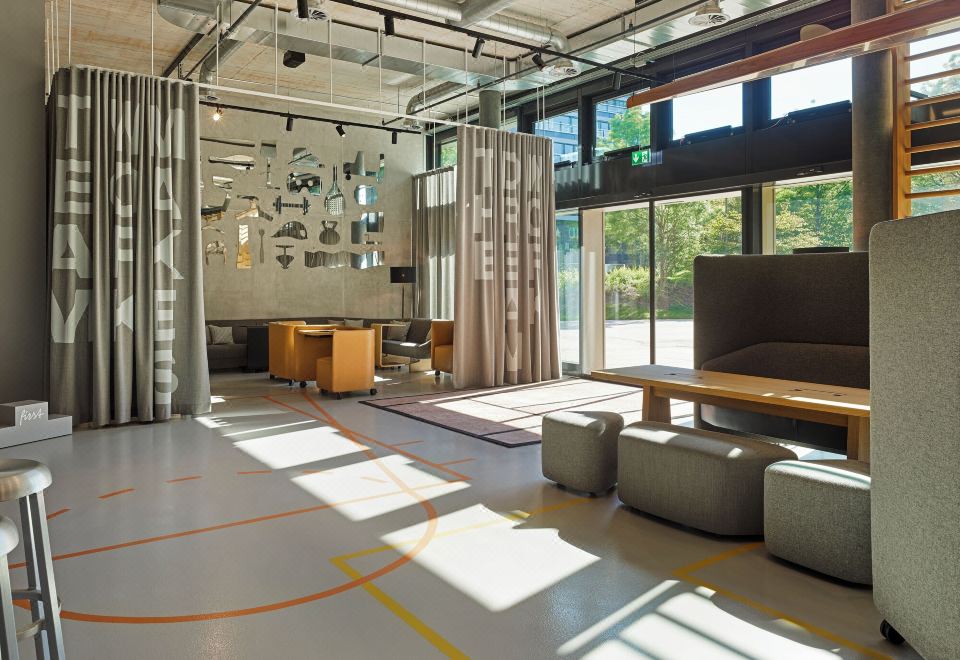 25아워스호텔 취리히 웨스트의 외관과 주변 거리