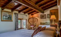 Castello di Cernusco Lombardone فنادق في Calco