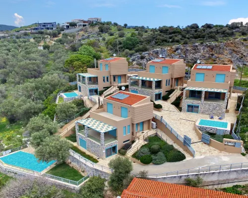 Ouzo Panoramic Houses 2, με ιδιωτική πισίνα Ξενοδοχεία στην πόλη Πλωμάρι