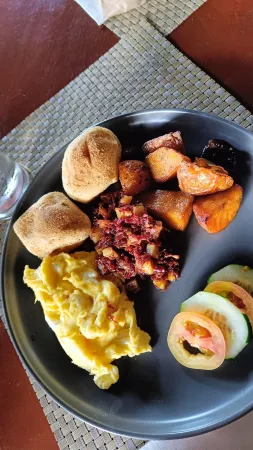 The Henry Resort Taramindu Laiya