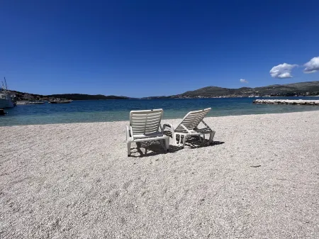 Oceanview Deluxe Penthouse Apartment with 89m2 Living Space & 90m2 Roof Terrace Отели рядом с достопримечательностью «Church of St. Charles Borromeo»