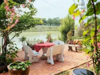 Loy Manee House Hotels near Queen Suriyothai Monument