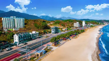 Yangyang Haettuneonchangmoon Pension Отели рядом с достопримечательностью «Наксан- Бич»