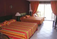 Tropical Court Hotel