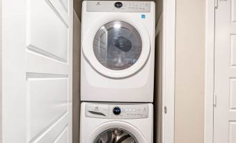Cozy 1Br King Suite Close to Downtown w Fast Wifi
