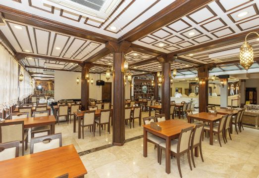 호텔 객실 침대와 창문