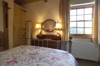Cosy Secret Cottage in a Beautiful Walled Garden Hotels in Heddon-on-the-Wall