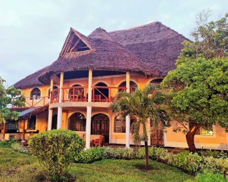 Wagawimbi Villa 560 m2, Breathtaking View of the Indian Ocean, Kenya Hotels in Shimoni