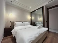 Les Joyeux Luxury Suites & Appart Hôtels à : 