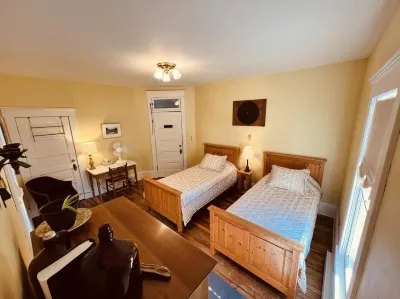 Laurel River Club Bed & Breakfast or Lrcbnb Hotels in Thomas