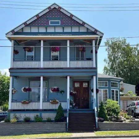 Spacious Comfort in the Heart of Oswego!