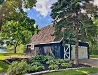 Sunset Lake House w Hot Tub, 4 fireplaces & kids bunkroom!