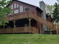 Family Cabin with Hot Tub & Game room. 8.3 miles from Appalachian Ski Mt. Hotels in Caldwell County