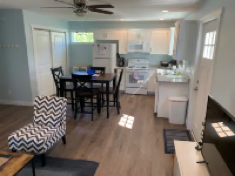 Brand new 2 bedroom carriage house with patio in the heart of Frankfort!