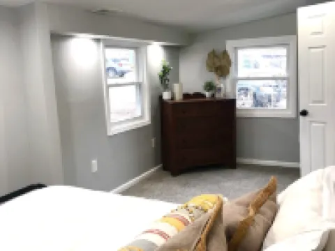 Cozy lakeside cottage near Downtown Hotels in Brighton
