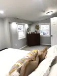 Cozy lakeside cottage near Downtown