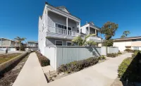 Mandalay Shores Resort Hotels near Airport Self Storage