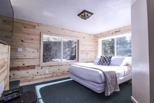 Spacious Decks and Cozy Fireplace - Inviting Mountain Retreat