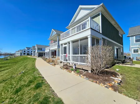 Stunning River Views and Cozy Comfort - Inviting Riverside Haven