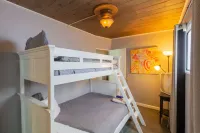 Steps to Beach and Local Attractions - Cozy Charming Getaway Hotels in Ocean Beach