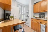 Charming Retreat with Fully Equipped Kitchen - Cozy Urban Oasis