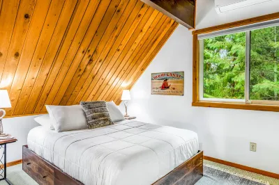Stunning cabin near golf with cozy patio & game room with Ping Pong, board games