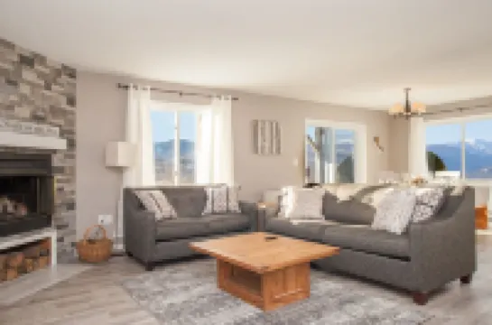 Stunning Mountain Views and Cozy Elegance - Charming Chalet Retreat