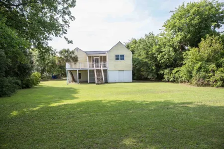 Classic Style Sullivan's Island house - Very Charming! 1 block to beach & walk to fabulous dining!
