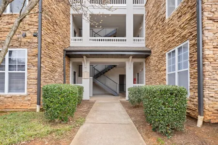 Sparkling Pool and Scenic Trails - Tranquil Oasis Retreat