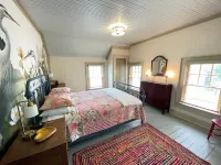 Charming Historic Cottage with Screened Porch - Quaint Coastal Retreat