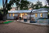 Hot Tub, Cowboy Pool and Mini Golf Fun - Stunning Modern Retreat