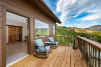 Expansive Mountain Views and Pool Table - Stunning New Escape