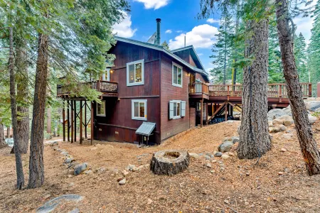 Modern Kitchen and Spacious Deck with Views - Charming Scenic Retreat Отели в г. Тахо Виста