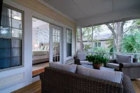 Charming Retreat with Lagoon Views and Outdoor Deck - Cozy Escape