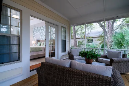 Charming Retreat with Lagoon Views and Outdoor Deck - Cozy Escape