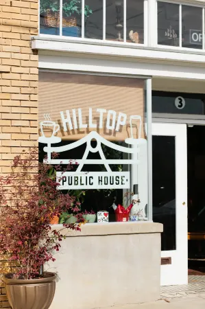 Charming Getaway with Modern Amenities - Cozy Cottage Retreat