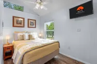 Scenic Porch and Serene Outdoor Space - Charming Cozy Hideaway