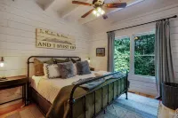 Exquisite Outdoor Oasis and Chef's Delight Kitchen - Enchanting Mountain Retreat