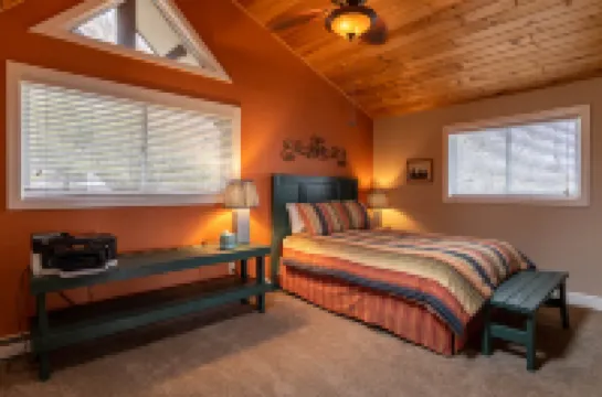 Spectacular Mountain Views and Hot Tub - Exquisite Cabin Retreat