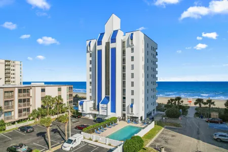 Oceanfront Access and Large Pool - Luxurious Coastal Haven Отели в г. Север Миртл Бич