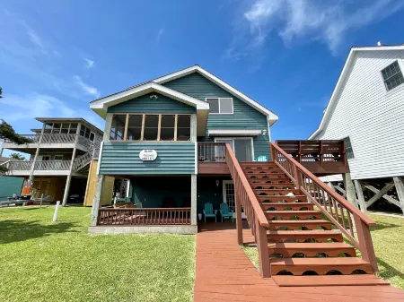 Canal Docking and Spacious Decks - Inviting Family Retreat