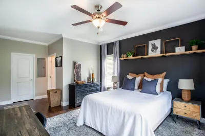 Cozy Fireplace, Outdoor Patio & Community Pool - Elegant Oasis