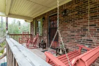 Hot Tub, WiFi, Satellite - Family Home - Carrie's Cottage - Red River Gorge, Kentucky! Hotels in Campton