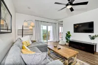 Private Balcony Overlooking Pool with Gated Parking - Elegant Retreat โรงแรมใกล้ท่าอากาศยานคาร์ลสแบด