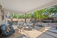 Das Weinhaus Pool & Hot Tub - Walk to Main St - 5-Star
