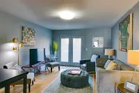 Spacious Living with Rooftop Bar Access - Stylish Tranquil Haven Hotels in Clarksville
