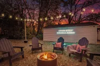 Oakside Retreat – Private Getaway with Huge Yard, Firepit and Game Room Hotels in Vanderburgh County