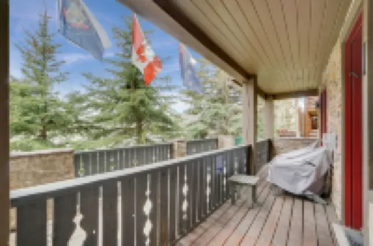 Private Deck and Spacious Great Room - Charming Luxury Escape
